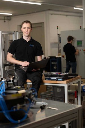 Gabriel Scheifel schätzt sowohl die Designarbeit am Bildschirm als auch die Installation von automatisierten Produktionsanlagen für die Spulenherstellung.