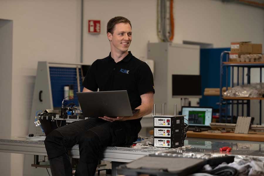 Automationsingenieur Gabriel Scheifele: «Wir machen alles von A bis Z selbst, von der Konzeption über die Konstruktion bis hin zur Dokumentation und Schulung für Bedienung und Unterhalt.»