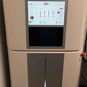 Eine der vielversprechendsten Neuerungen in der 3D-Drucktechnologie für das Prototyping von Magnetspulen ist das Digital Light Processing (DLP). Bei dieser neuen Technik wird ein Projektor verwendet, um Licht auf einen Behälter mit flüssigem Harz zu strahlen, wodurch dieses aushärtet und die gewünschte Form erhält.