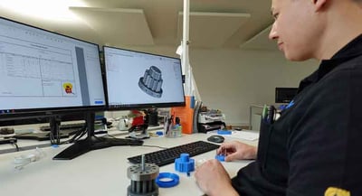 Mit dem 3D-Druck können Designer jedoch mehrere Iterationen eines Produkts innerhalb weniger Tage erstellen, was die Vorlaufzeiten verkürzt und den Produktentwicklungsprozess beschleunigt. Dies spart nicht nur Zeit, sondern auch die Kosten, die bei herkömmlichen Methoden anfallen.