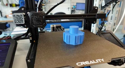 Fused Deposition Modeling (FDM) ist eine der gängigsten 3D-Drucktechniken, die beim Spulen-Prototyping eingesetzt wird. Bei dieser Technik wird ein thermoplastisches Material durch eine beheizte Düse extrudiert, die das Material Schicht für Schicht aufträgt, wodurch ein 3D-Objekt entsteht.