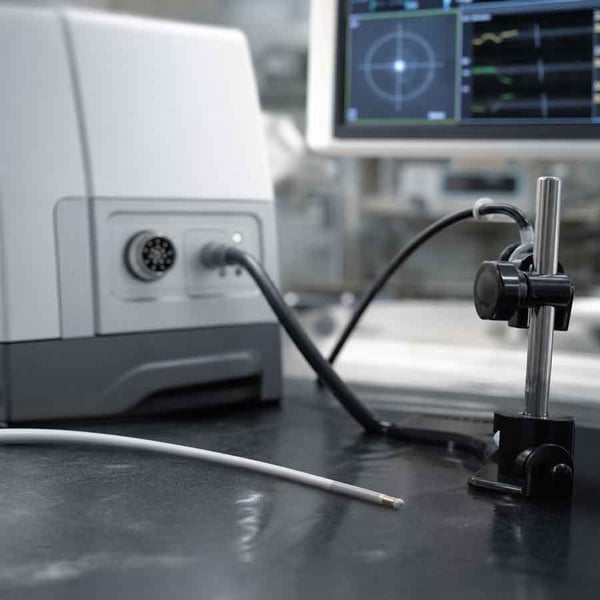 Ein EM-Sensor verbindet die Mikrospule mit dem übergeordneten System aus Felderzeugung, Signalverarbeitung und Navigation.