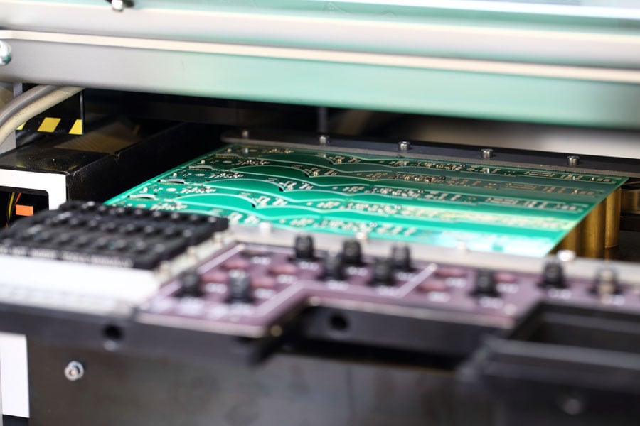 Die Halbleiterindustrie steht vor einem grossen Problem: Materialknappheit. Die Hauptursache dieses Mangels liegt in der steigenden Nachfrage nach fortschrittlichen Technologien für Mobiltelefone und Solarzellen. Diese benötigen mehr Materialien als je zuvor. Besonders hart trifft es die Autobranche. Im Artikel erläutern wir, wie es zu den Engpässen kam und wie sie sich künftig verhindern lassen.