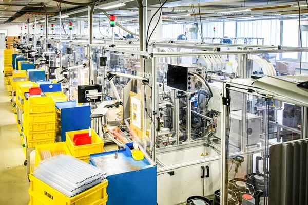 Hohe Automatisierbarkeit: IDC reduziert Montageschritte, Overmolding integriert Schutz in einem Schritt – ideal für Massenproduktion.
