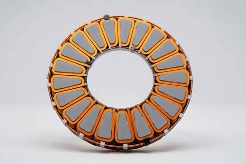 Bei Axialfluss-Motoren, wo hohe Leistungsdichte und kurze Axiallängen eine effiziente Wärmeabfuhr erfordern, eignen sich leichte Aluminium- oder Legierungsleiter zur Aufrechterhaltung des Drehmoment-Gewicht-Verhältnisses besonders gut.