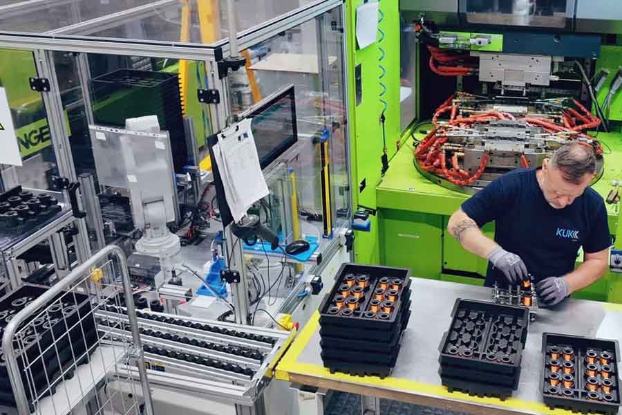 Elektromagnetische Spulen in der Automobilindustrie, wie in Magnetventilen für Tankdruckausgleich, Flüssigkeitstransport, Treibstoffzuleitung oder Hydraulikventile, profitieren von der Kombination aus Insulation Displacement Connection (IDC) und Umspritzen.