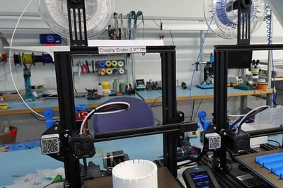 Zwei gängige Materialoptionen sind Thermoplaste und Duroplaste. Thermoplastische Kunststoffe sind aufgrund ihrer hohen Festigkeit und Haltbarkeit eine beliebte Wahl. Sie können geschmolzen und mehrfach umgeformt werden, ohne ihre Eigenschaften zu verlieren, und sind daher ideal für die Herstellung von Prototypen und für Tests.