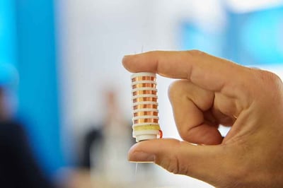 Eine saubere und gleichmässige Wicklung ist entscheidend für die Leistung einer Spule in der Elektronik..