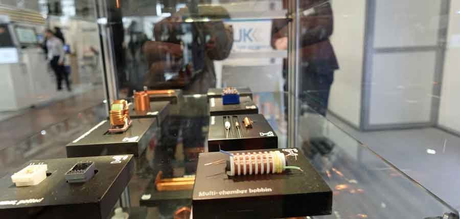 KUK bietet umfassende elektromagnetische Abschirmungslösungen, die empfindliche Verteidigungselektronik vor Störungen in komplexen elektromagnetischen Umgebungen schützen. Abschirmungslösungen tragen dazu bei, die Sicherheit der Kommunikation zu gewährleisten, sensible Daten zu schützen und den zuverlässigen Betrieb kritischer Systeme auch in Umgebungen mit erheblichen elektromagnetischen Störungen oder gezielten Störversuchen sicherzustellen.