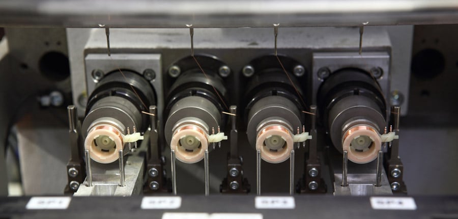 Kundenspezifische Körperspulen produziert KUK mit verschiedenen Bewicklungsarten, Geometrien und Kernmaterialien. Dank des hauseigenen Anlagenbaus stehen kundenspezifische Wickelmaschinen zur Verfügung, welche auch die optimalen Verbindungstechniken beherrschen. Kundenspezifische Körperspulen kommen für Motoren, Aktuatoren oder Linearantriebe in den unterschiedlichsten Industriebereichen zur Verfügung.