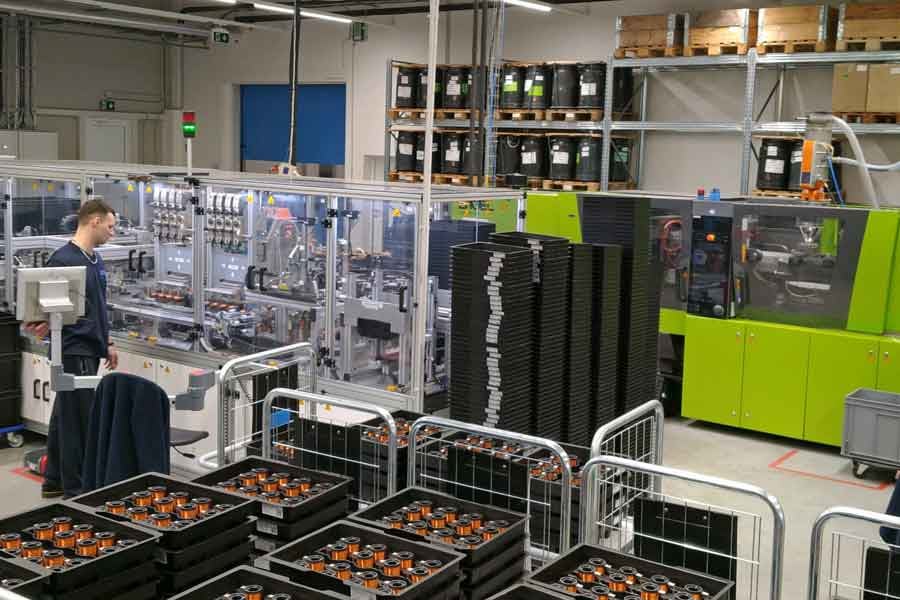 Die Automobilindustrie befindet sich inmitten einer tiefgreifenden Transformation, die durch die zunehmende Elektromobilität und die sich verändernden Kundenerwartungen an Komfort und Unterhaltung vorangetrieben wird. Während Automobilhersteller bestrebt sind, innovative und leistungsstarke Fahrzeuge zu liefern, spielen Auftragsfertiger eine entscheidende Rolle bei der Unterstützung ihrer Lieferketten.