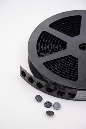 Kundenspezifisch ist nicht nur die Körperspule, sondern auch die Verpackung. Dank der eigens entwickelten Tape and Reel Verpackung gelangen die Spulen bei Elesta direkt vom Wareneingang in die SMD-Fertigung.